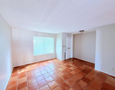 9611 Blue Creek Ln - Photo Thumbnail 5