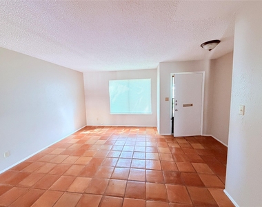 9611 Blue Creek Ln - Photo Thumbnail 3