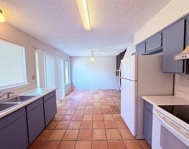 9611 Blue Creek Ln - Photo Thumbnail 15