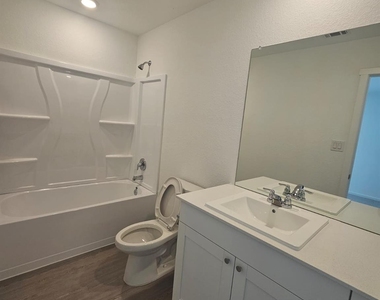 100 Silent Sky Ln - Photo Thumbnail 8