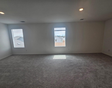 100 Silent Sky Ln - Photo Thumbnail 4