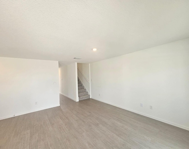 100 Silent Sky Ln - Photo Thumbnail 19