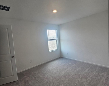 100 Silent Sky Ln - Photo Thumbnail 5