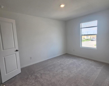 100 Silent Sky Ln - Photo Thumbnail 17