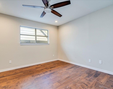 1411 Norwalk Ln - Photo Thumbnail 7