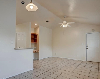 427 Lindsey St - Photo Thumbnail 4
