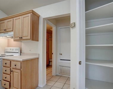 427 Lindsey St - Photo Thumbnail 7