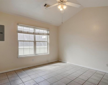 427 Lindsey St - Photo Thumbnail 9