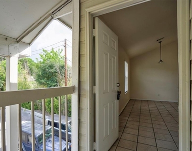 427 Lindsey St - Photo Thumbnail 1
