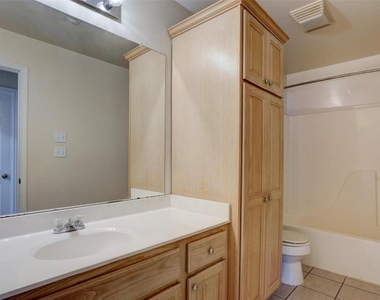 427 Lindsey St - Photo Thumbnail 10