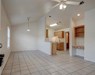 427 Lindsey St - Photo Thumbnail 2