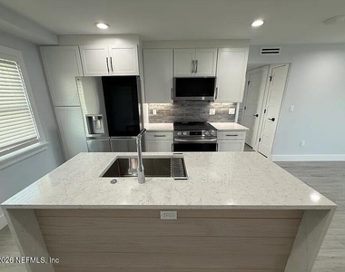 207 9th Avenue N - Photo Thumbnail 3