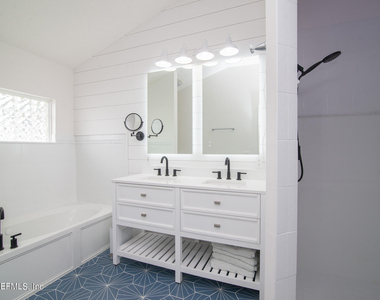 2402 Seagate Lane N - Photo Thumbnail 18