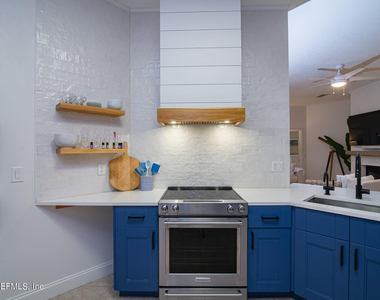 2402 Seagate Lane N - Photo Thumbnail 7