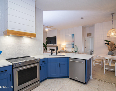 2402 Seagate Lane N - Photo Thumbnail 11