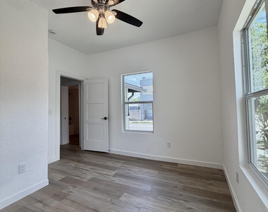 717 King Street - Photo Thumbnail 3