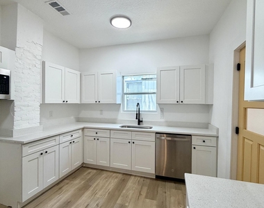 717 King Street - Photo Thumbnail 8