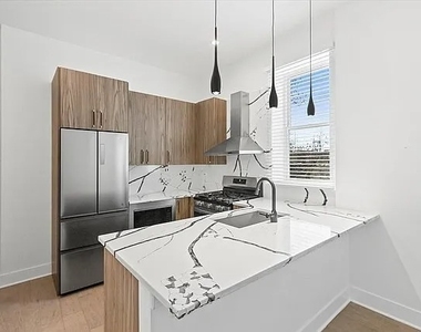 449 N Elizabeth Street - Photo Thumbnail 2