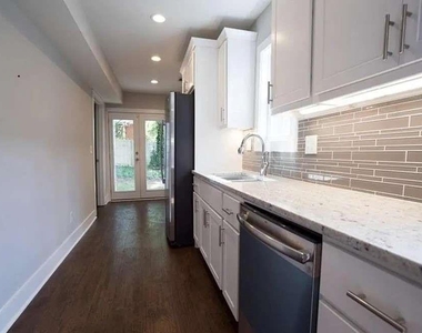 954 Parsons Street Sw - Photo Thumbnail 3