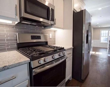 954 Parsons Street Sw - Photo Thumbnail 2