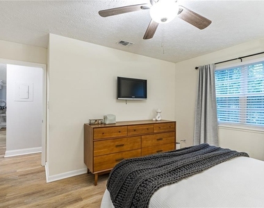 6800 Glenridge Drive - Photo Thumbnail 18