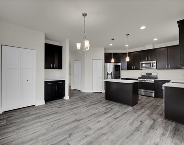 29w710 Cambridge Court - Photo Thumbnail 4