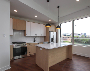 1001 N Milwaukee Avenue - Photo Thumbnail 2