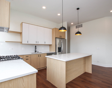 1001 N Milwaukee Avenue - Photo Thumbnail 4