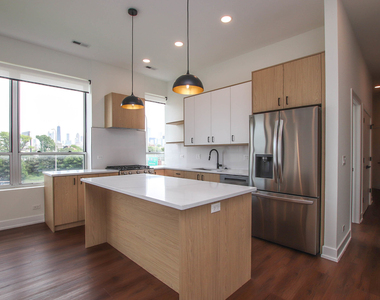 1001 N Milwaukee Avenue - Photo Thumbnail 1