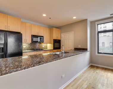 33 W Huron Street - Photo Thumbnail 7