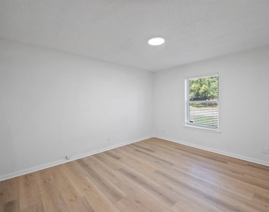 700 Lyle W Avenue - Photo Thumbnail 5