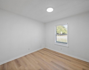 700 Lyle W Avenue - Photo Thumbnail 1