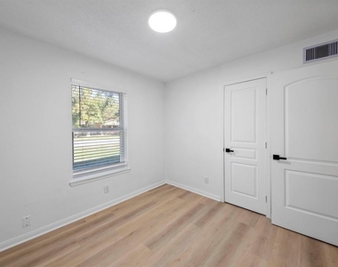 700 Lyle W Avenue - Photo Thumbnail 4