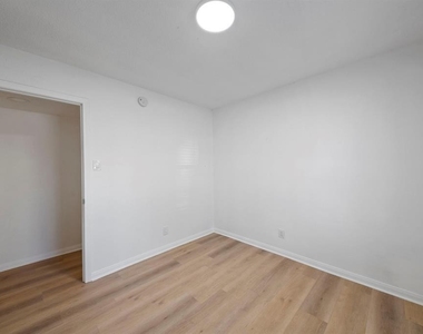700 Lyle W Avenue - Photo Thumbnail 2