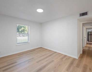 700 Lyle W Avenue - Photo Thumbnail 6