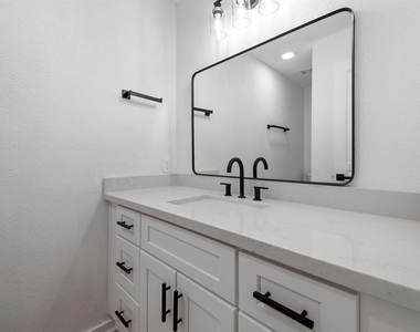 700 Lyle W Avenue - Photo Thumbnail 8