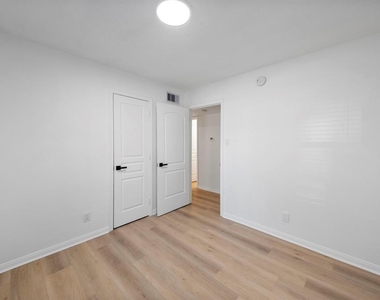 700 Lyle W Avenue - Photo Thumbnail 3
