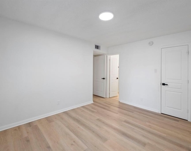 700 Lyle W Avenue - Photo Thumbnail 8