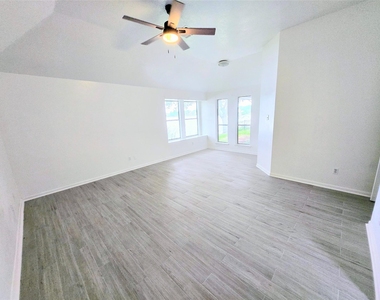 4018 Crystal Lake Circle N - Photo Thumbnail 19