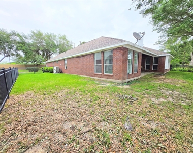 4018 Crystal Lake Circle N - Photo Thumbnail 32