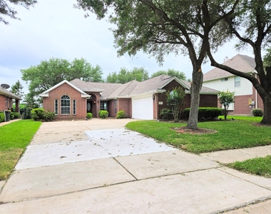 4018 Crystal Lake Circle N - Photo Thumbnail 4
