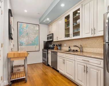 199 Huron Street - Photo Thumbnail 3