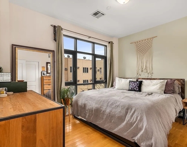 199 Huron Street - Photo Thumbnail 4