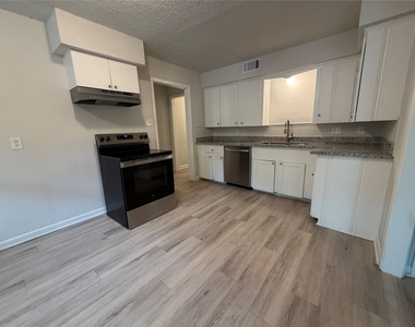 244 Deerfield Street - Photo Thumbnail 4