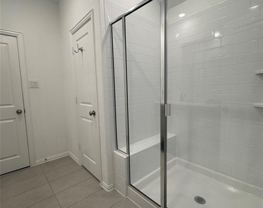 4743 Glen Isle Drive - Photo Thumbnail 14