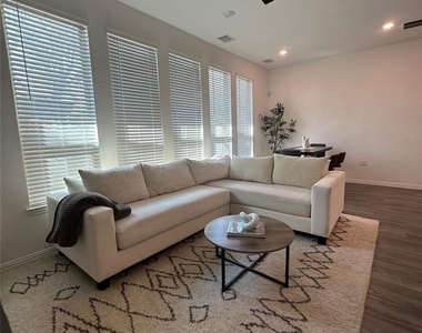 4743 Glen Isle Drive - Photo Thumbnail 8
