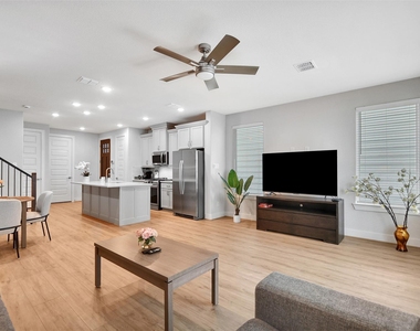 119 E 43rd Street - Photo Thumbnail 13