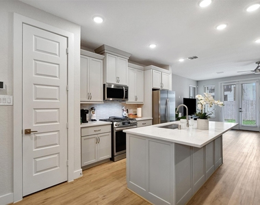 119 E 43rd Street - Photo Thumbnail 7