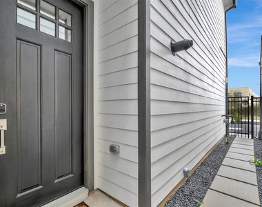 119 E 43rd Street - Photo Thumbnail 4