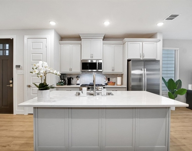 119 E 43rd Street - Photo Thumbnail 8